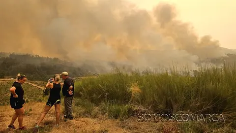 somoscomarca_20250814_petin_incendio_carballal_llamas_humo_gente