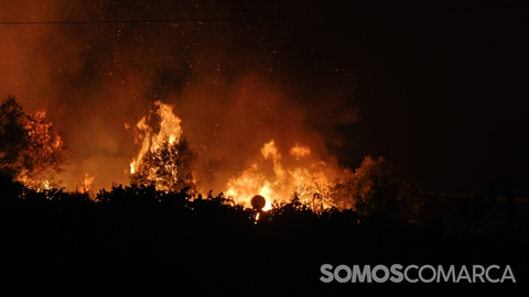 somoscomarca_20250815_petin_incendio_brigadasincendios_monte_llamas_panoramicanoche