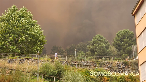 portada_somoscomarca_20250815_arua_incendio_residencialospinos_humo_gente