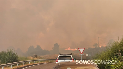 portada_somoscomarca_20250815_arua_incendio_carretera_llamas_humo_zonaresidencia