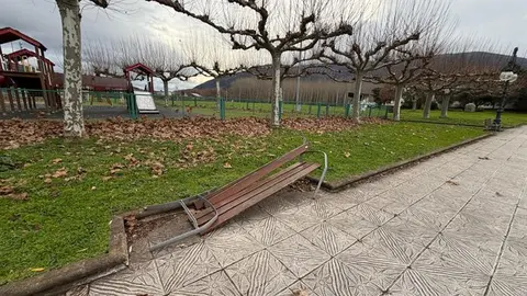 somoscomaca_arua_aguillon_vandalismo_bancosrotos (1)