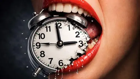 Boca de esmalte triturando el reloj