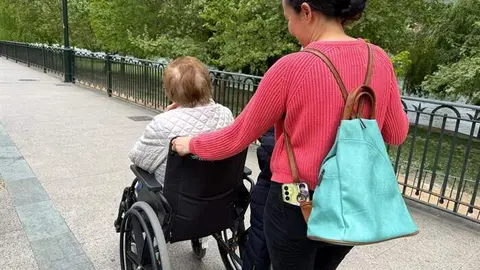 somoscomarca_obarco_cuidador_mayor_silladeruedas (1)