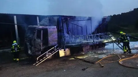 somoscomarca_vilamartin_incendionave_camioncalcinado (3)