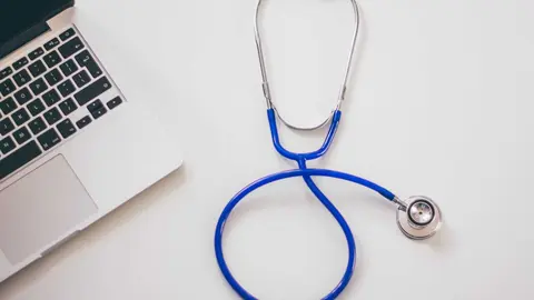 La formaci&oacute;n sanitaria a distancia gana peso entre quienes buscan empleo estable