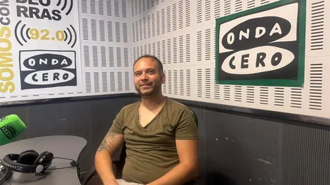 Héctor García, el joven que limpia garajes, locales e incluso casas quemadas en Valdeorras