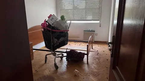 Una jubilada de O Barco recupera por orden judicial su piso tras tres años de inquiokupación, destrozos y amenazas