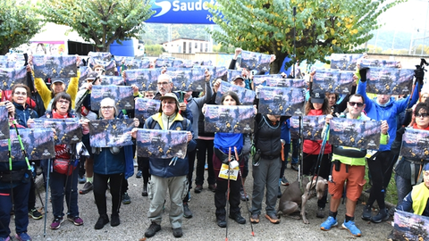 Una toalla con la imagen del incendio de agosto en Valdeorras, regalo sorpresa en la Andaina de Outono