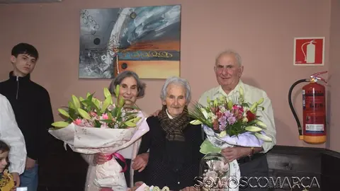 Aquilina celebra un siglo de vida rodeada de los suyos en O Barco