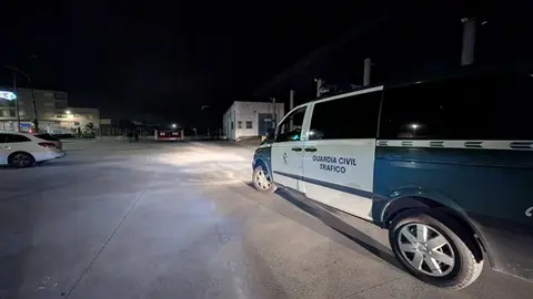 Un vehículo atropella a dos personas en A Rúa al desplazarse accidentalmente