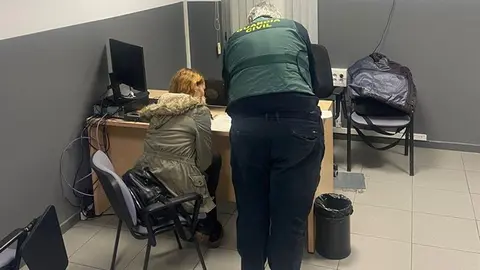 Detenida en Madrid una mujer acusada de estafar 54.700 euros a un empresario de Valdeorras