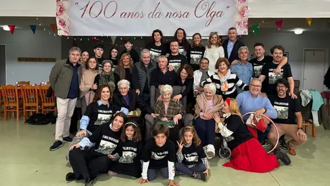 Olga López López celebra un siglo de vida arropada por su familia y amigos