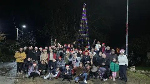 Cobas deja ver la luz Navideña a todos los que se adentran en Galicia desde la meseta