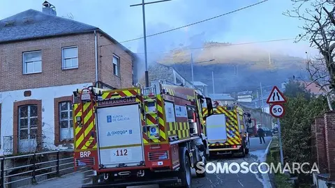 El incendio de una vivienda en Viloira obliga a cortar la carretera OU-121 hacia Santigoso