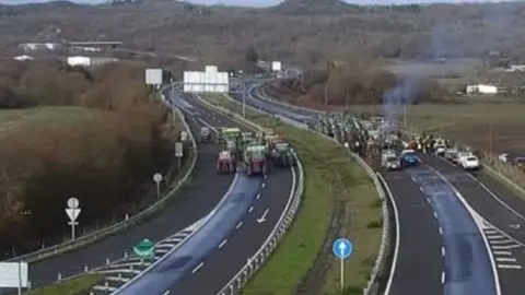 La Subdelegación del Gobierno advierte de que el corte de la A-52 pone en riesgo el Entroido de Xinzo