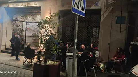 O codillo máis madrugador da historia: a festa comezou agardando a quenda