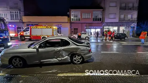 Una persona herida en la colisión entre dos vehículos en A Rúa