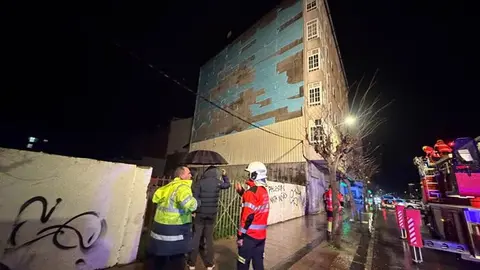 El viento arranca las chapas del lateral de un edificio del Paseo do Malecón de O Barco