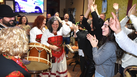Los Cantos de Taberna ponen banda sonora al arranque de la Festa do Codillo