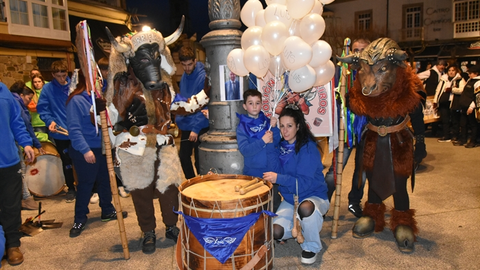 Petín rinde un emotivo homenaje a Luis Alves en la xuntanza de folións