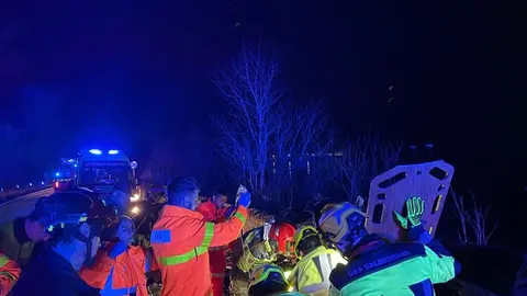 Accidente de tráfico en la madrugada provoca el traslado de tres heridos a hospitales de la zona