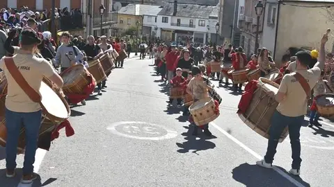El desfile y la Festa da Soá convierten A Veiga en epicentro del Entroido en Valdeorras