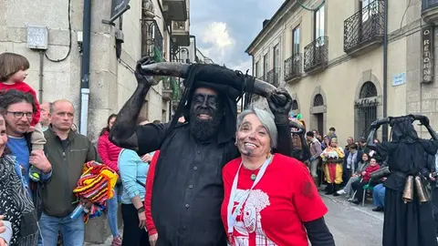 Entre diablos y mascaritas: sí, quiero a «25 años de vida, dos hijos y una hipoteca» en Viana do Bolo