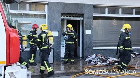 Un incendio en el bajo de una asesoría obliga a desalojar un edificio en O Barco