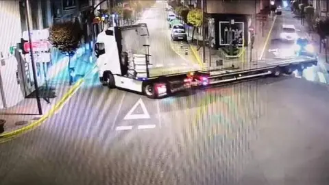 Un tráiler arranca un semáforo en pleno centro de O Barco