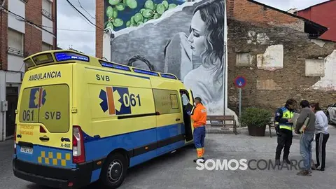 Una mujer herida tras caer de un patinete eléctrico en la Rúa San Roque de O Barco de Valdeorras