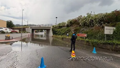 La tormenta deja inundaciones en bajos y bodegas de O Barco y mantiene cortada la avenida Eulogio Fernández horas después