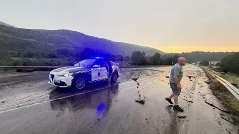 La tormenta siembra el caos en Vilamartín: la N-120 cortada, viviendas inundadas y vecinos achicando agua durante horas