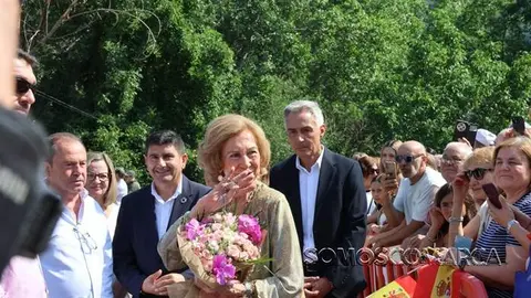 Oulego recibe a la Reina Sofía entre aplausos para impulsar la recuperación de una alvariza descubierta tras el incendio