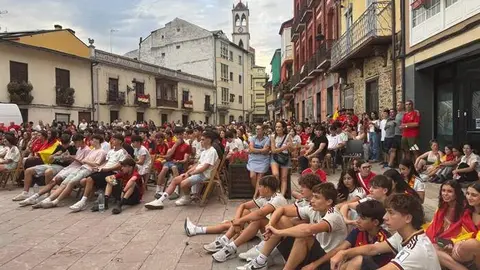 La Plaza Mayor de O Barco celebra el pase de España a la final convertida en una gran grada al aire libre