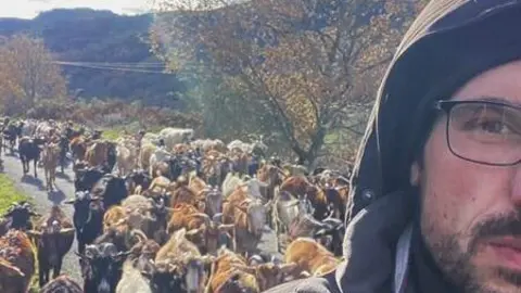 De Italia a Vilariño de Conso para enseñar a otros cómo será la ganadería del futuro