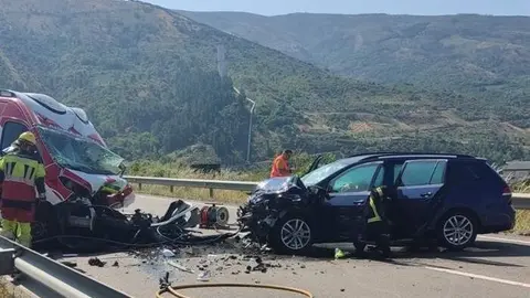 Cortada la N-120 a la altura de la primera entrada a A Rúa desde O Barco debido al choque entre dos vehículos