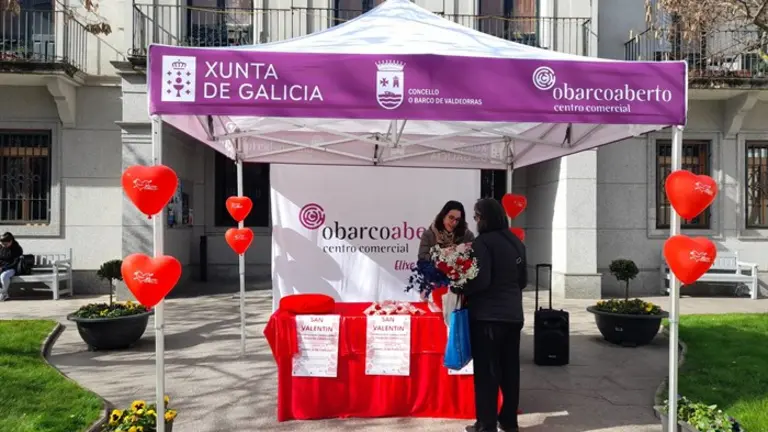 Unha flor e a opción dunha cea para dous por mercar no comercio do Barco