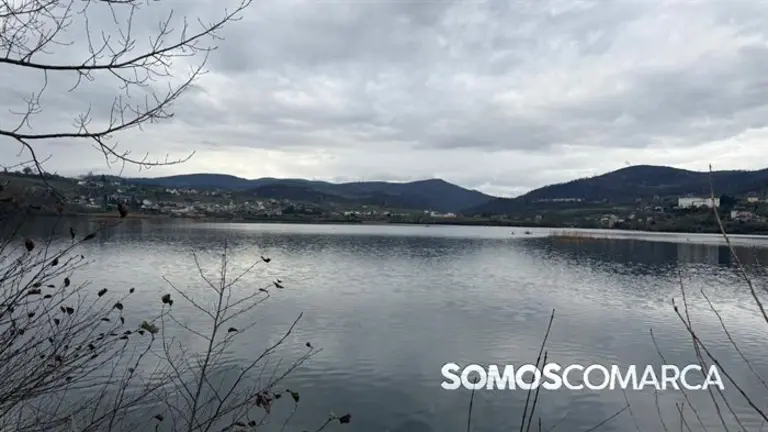 A Rúa mantiene el reparto de agua embotellada por la turbidez causada por las lluvias