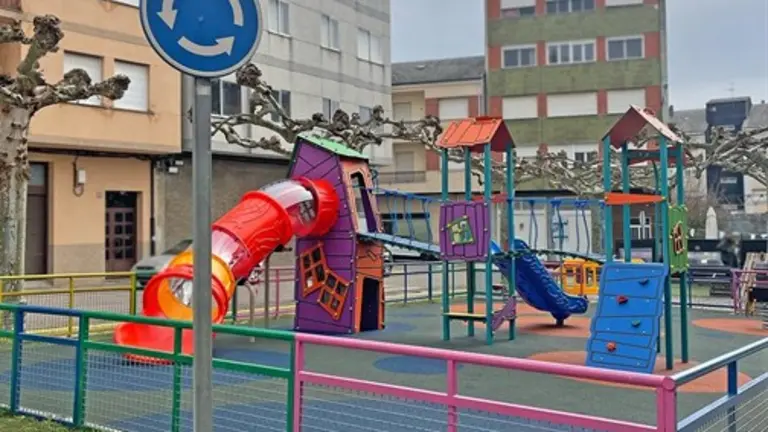 A Rúa abre el nuevo parque infantil y pone en marcha un año marcado por las inversiones