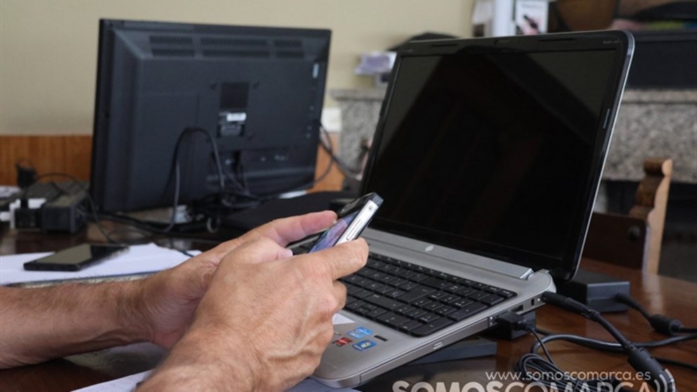 somoscomarca_ordenador_manos_mayor_dixitalizacion_20231484