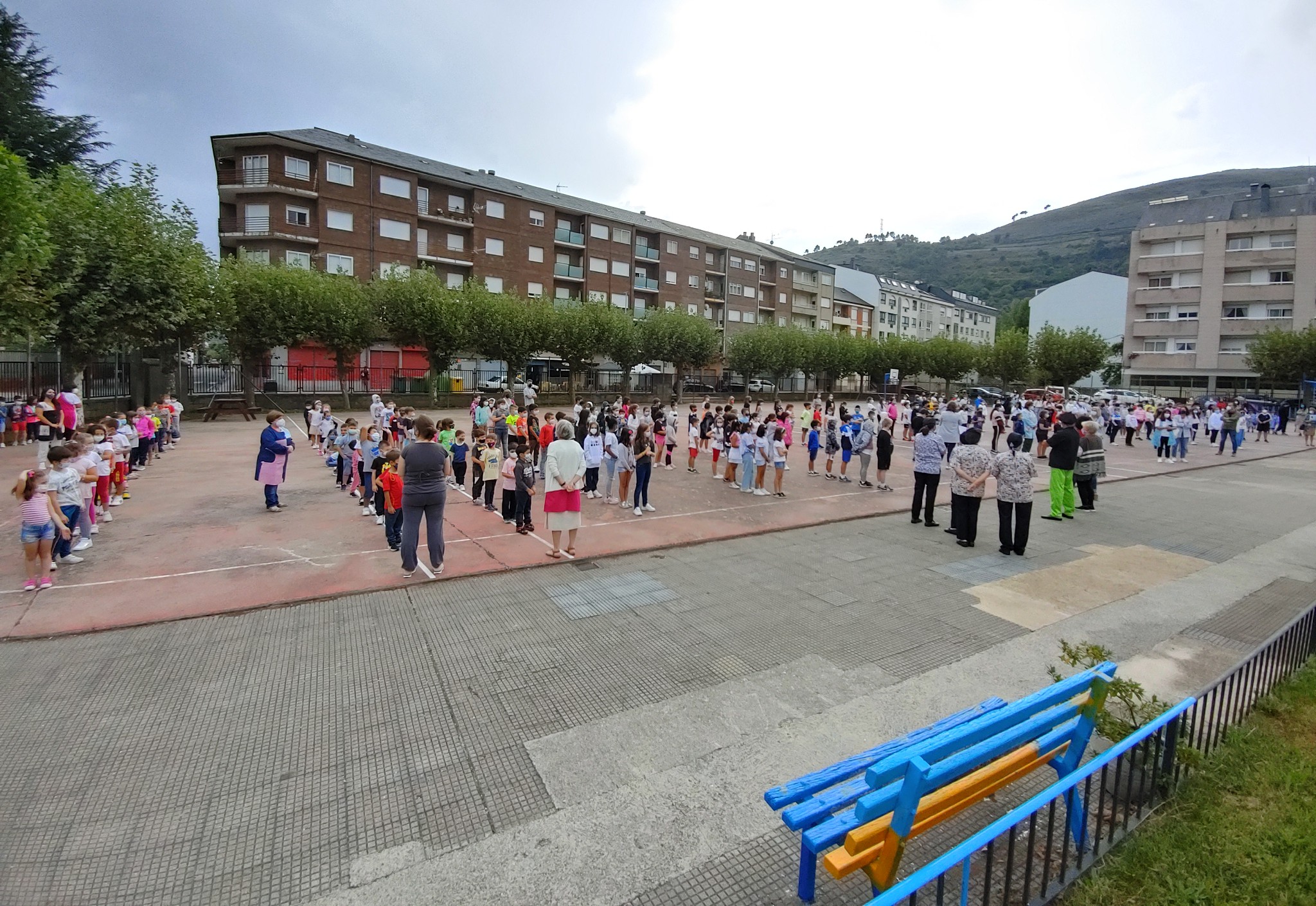 . «El minuto de silencio que hoy realizamos es también una invitación a la reflexión y un acto de repulsa sin paliativos la cualquier forma de violencia»