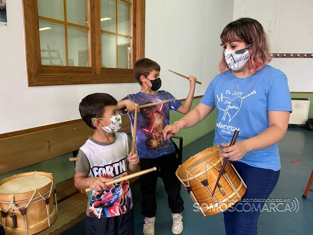 Xilda Durán de Abertal ensinando o bombo e tambor a dous rapaces