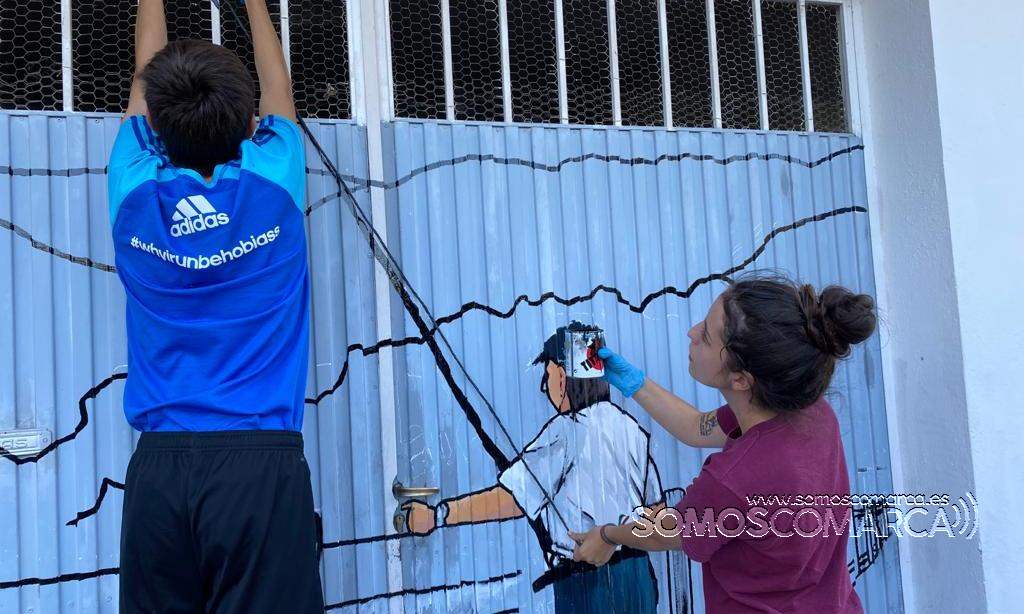 Sergio e Irene realizando el mural de Ernesto