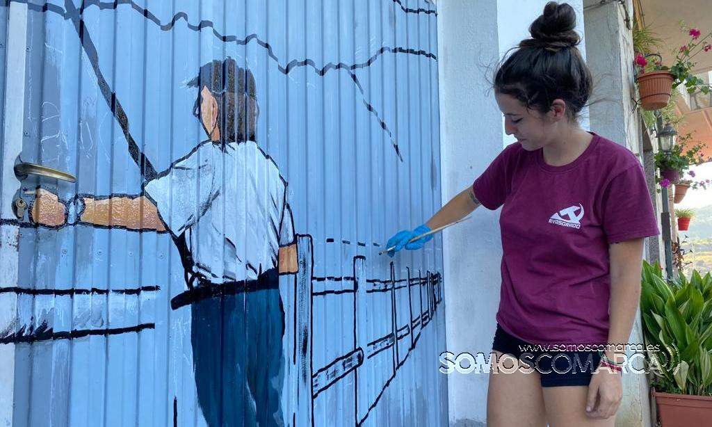 Irene pintando a su abuelo Ernesto