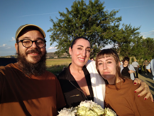 Alejandro Rodríguez, con gorra, junto a la actriz Rosy de Palma.