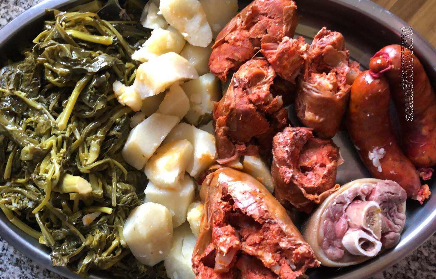 lacon con chorizo, grelos y androlla