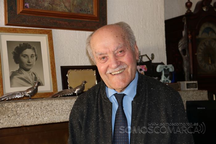 Antonio Melo, detras una foto de su esposa