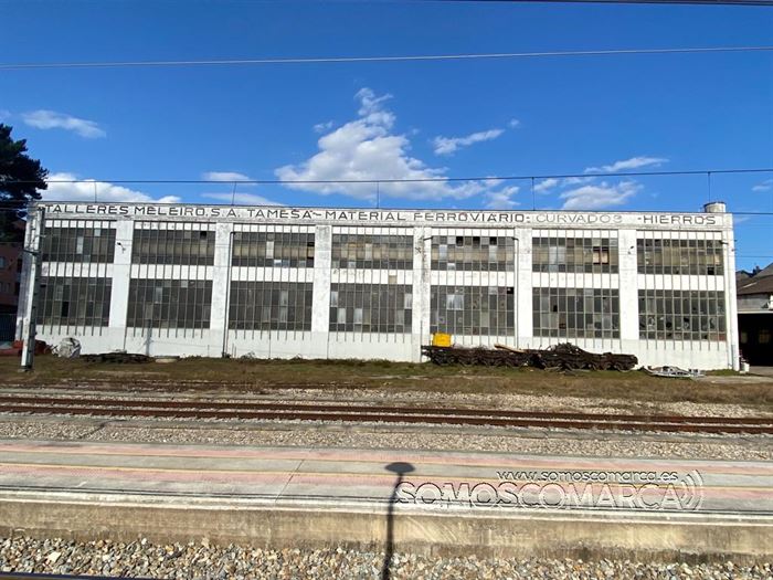 Parte trasera de Talleres Meleiro al lado de la estación de ferrocaril
