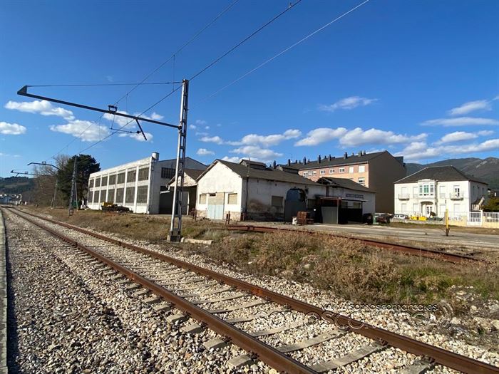 Parte trasera de Talleres Meleiro al lado de la estación de ferrocaril (3)