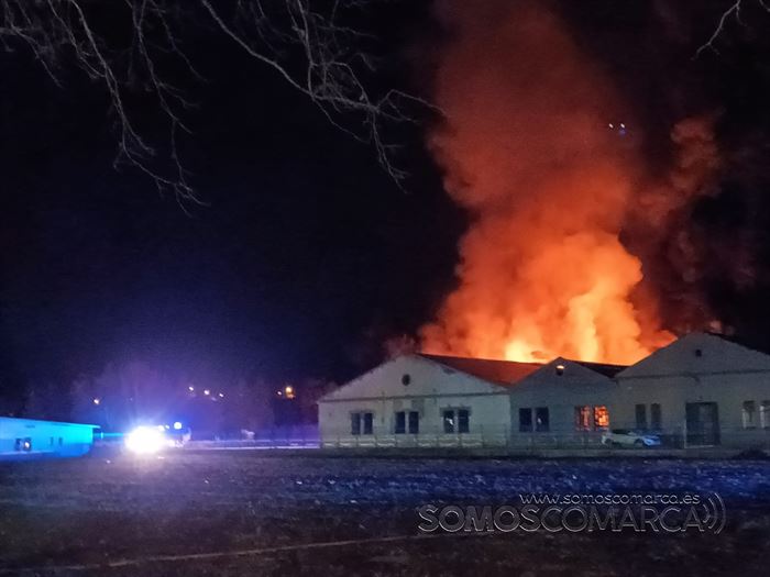 El fuego sigue quemando naves en CEDIE (2)